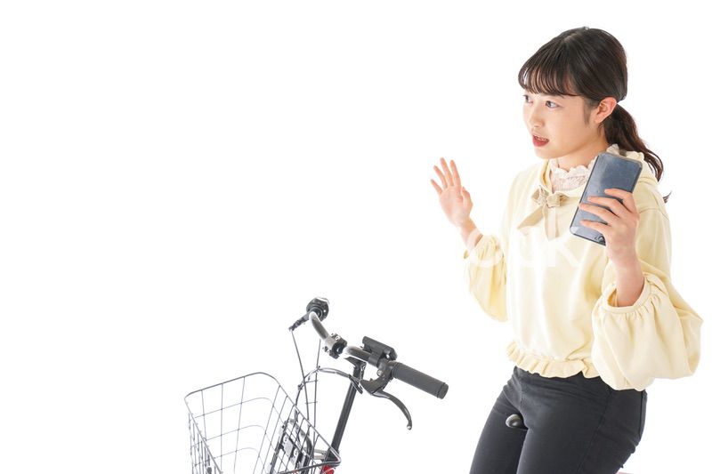 自転車を運転する若い女性