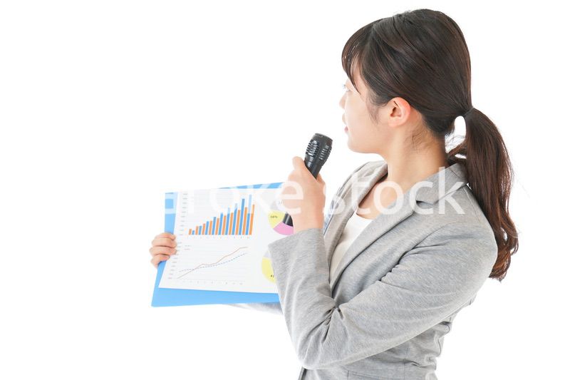 プレゼンテーション・司会をする若いビジネスウーマン