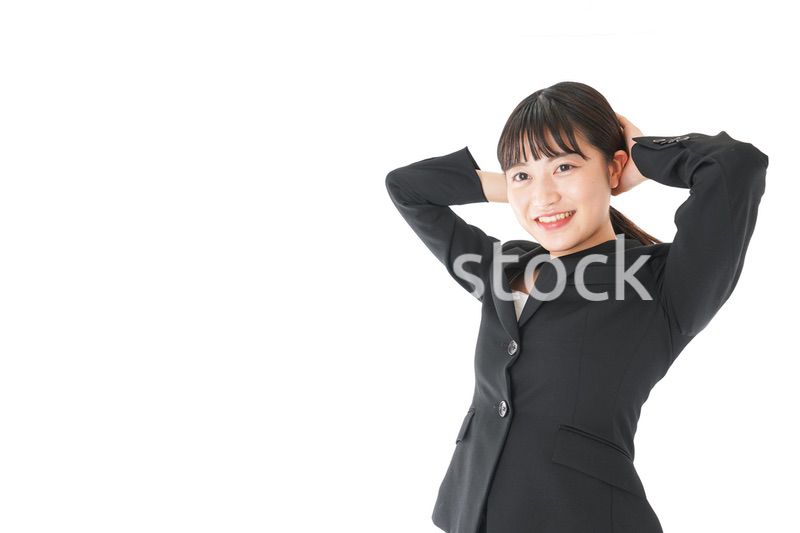 身だしなみを整える若いビジネスウーマン