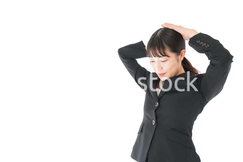 身だしなみを整える若いビジネスウーマン