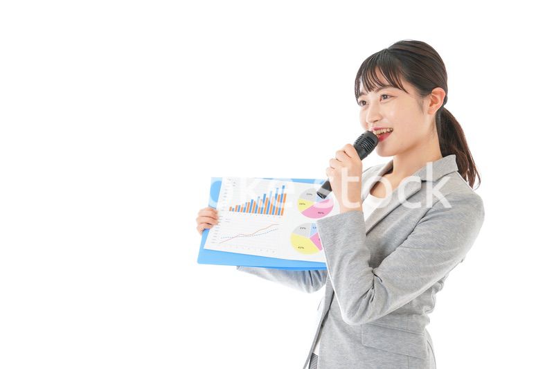 プレゼンテーション・司会をする若いビジネスウーマン