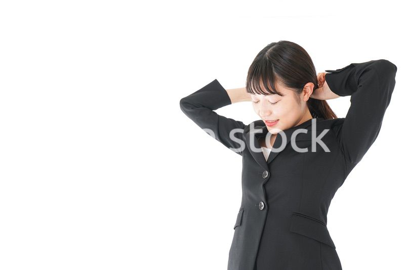 身だしなみを整える若いビジネスウーマン