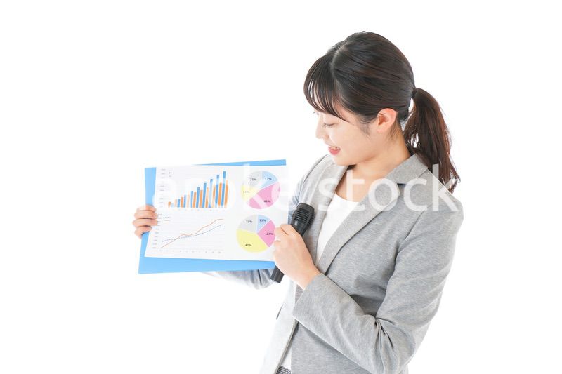 プレゼンテーション・司会をする若いビジネスウーマン