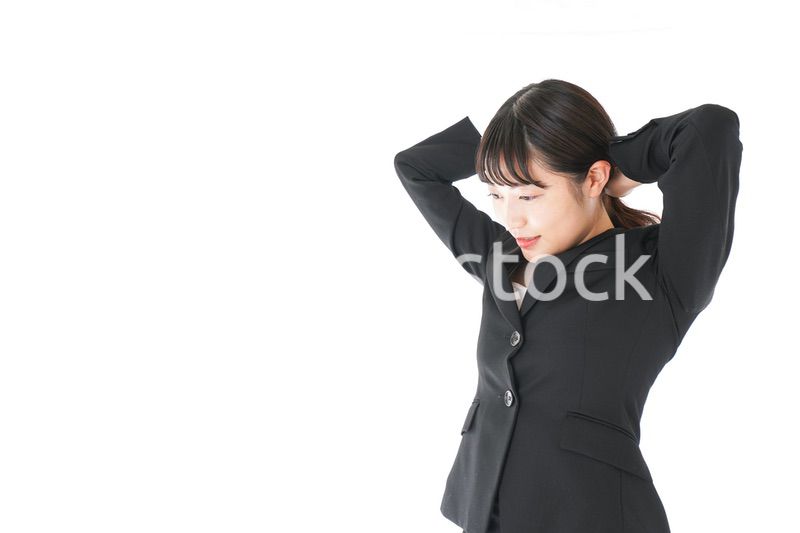 身だしなみを整える若いビジネスウーマン