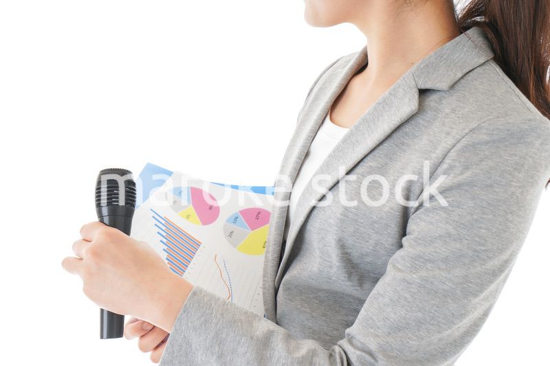 プレゼンテーション・司会をする若いビジネスウーマン