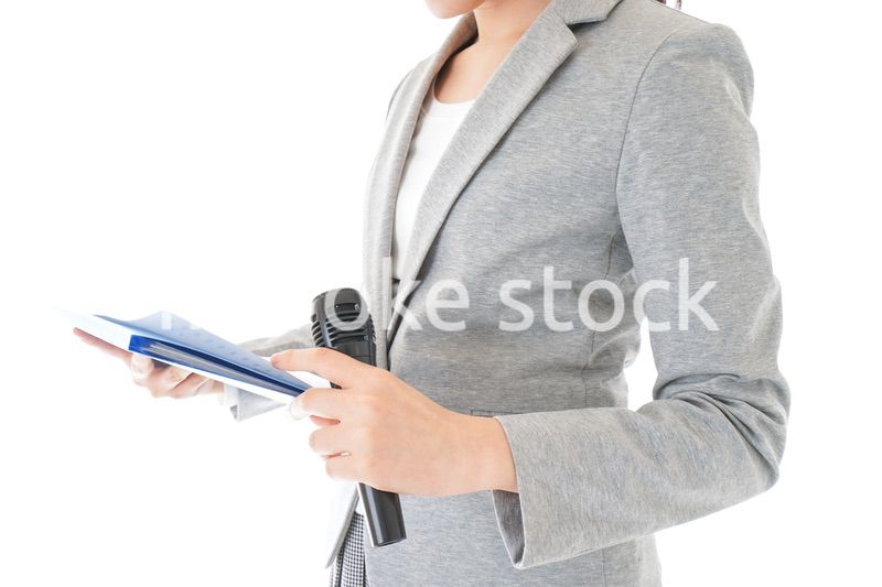 プレゼンテーション・司会をする若いビジネスウーマン