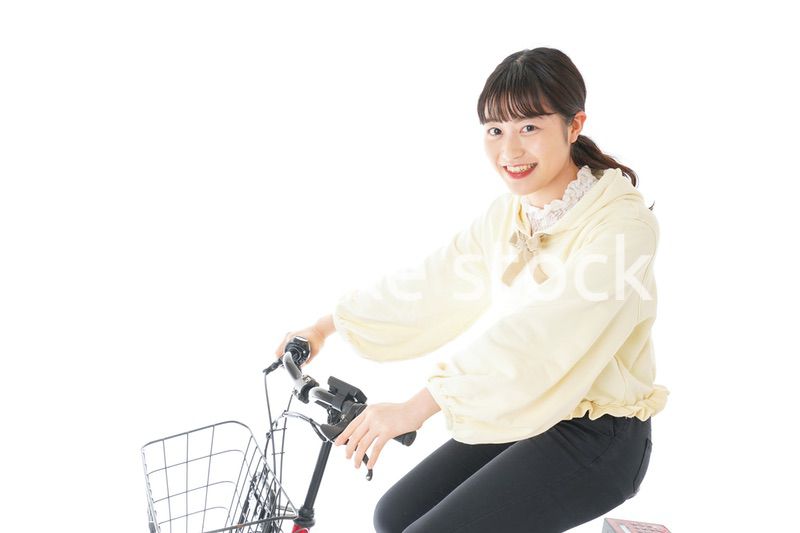 自転車に乗る若い女性