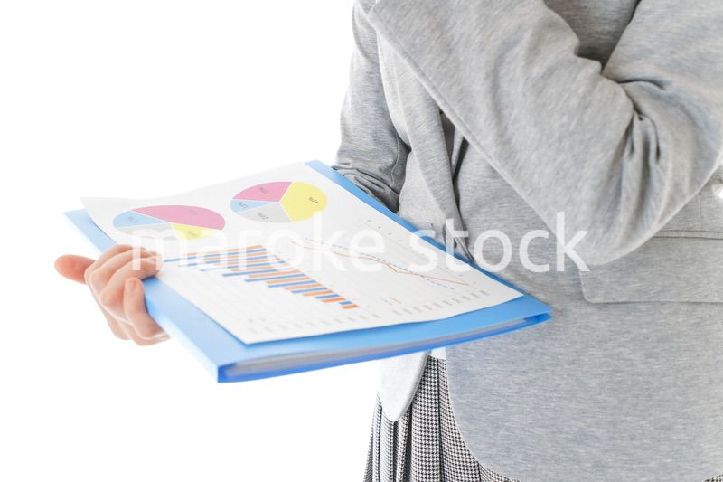 プレゼンテーション・司会をする若いビジネスウーマン