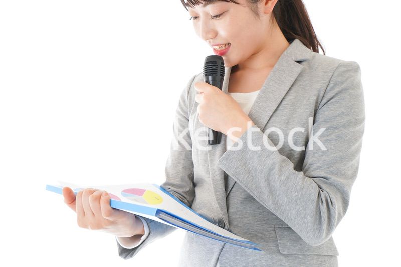 プレゼンテーション・司会をする若いビジネスウーマン