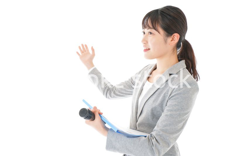 プレゼンテーション・司会をする若いビジネスウーマン