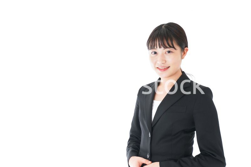 笑顔のスーツを着たビジネスウーマン