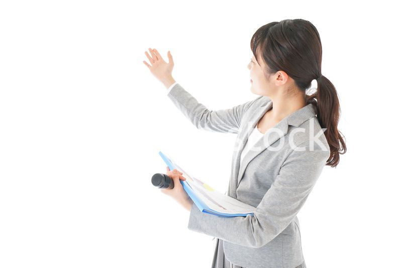 プレゼンテーション・司会をする若いビジネスウーマン