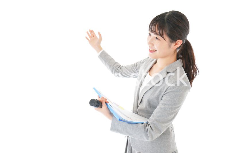 プレゼンテーション・司会をする若いビジネスウーマン