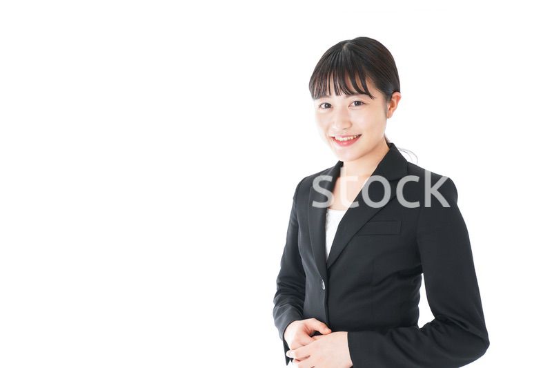 笑顔のスーツを着たビジネスウーマン