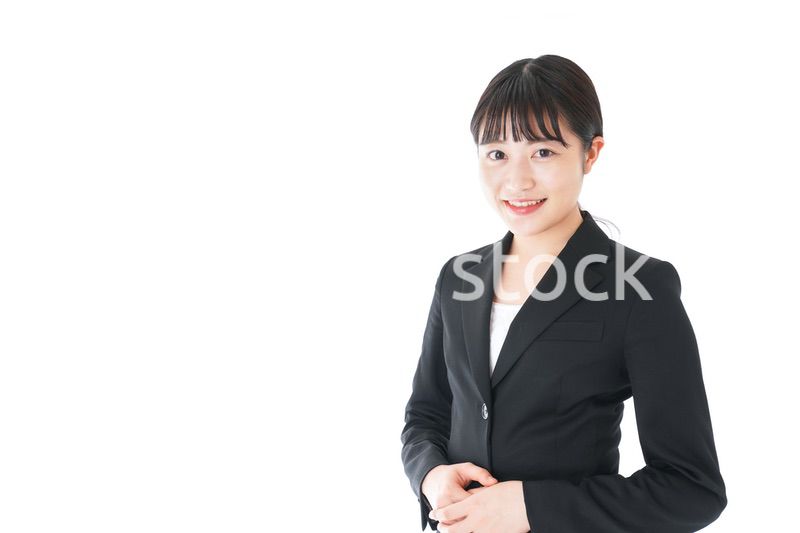 笑顔のスーツを着たビジネスウーマン