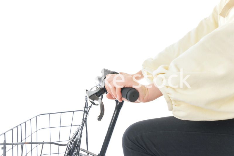 自転車に乗る若い女性