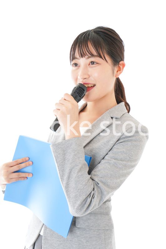プレゼンテーション・司会をする若いビジネスウーマン