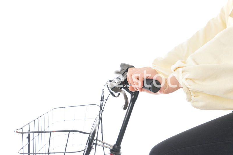 自転車を運転する若い女性