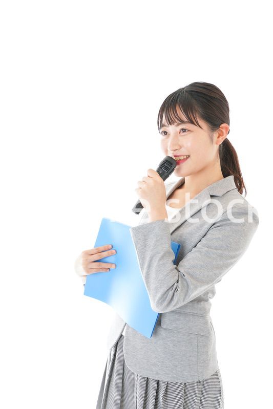 プレゼンテーション・司会をする若いビジネスウーマン