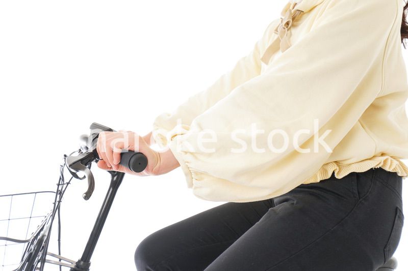 自転車を運転する若い女性