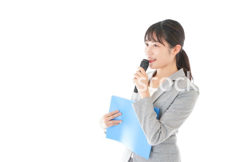 プレゼンテーション・司会をする若いビジネスウーマン