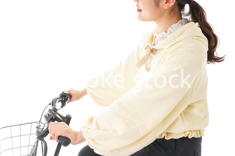 自転車を運転する若い女性