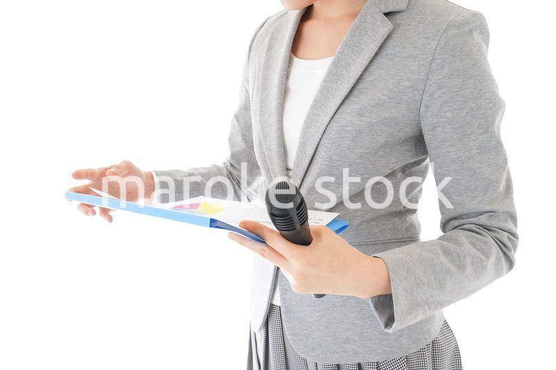 プレゼンテーション・司会をする若いビジネスウーマン