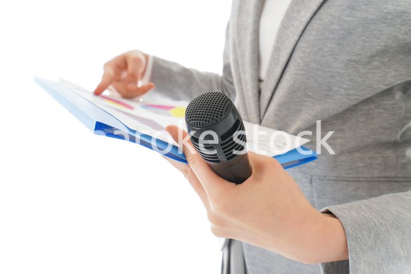 プレゼンテーション・司会をする若いビジネスウーマン