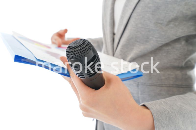 プレゼンテーション・司会をする若いビジネスウーマン