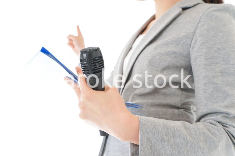 プレゼンテーション・司会をする若いビジネスウーマン