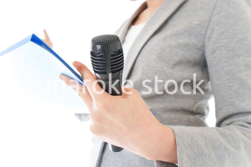 プレゼンテーション・司会をする若いビジネスウーマン