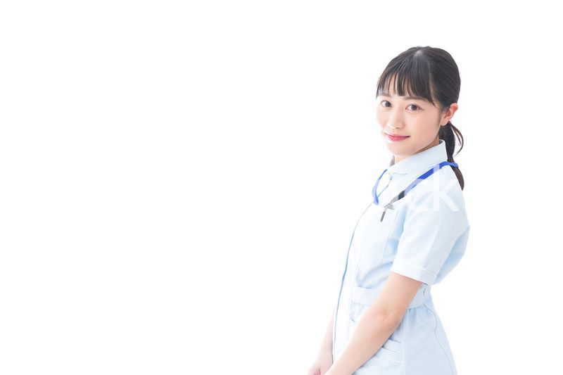 笑顔の若い看護師
