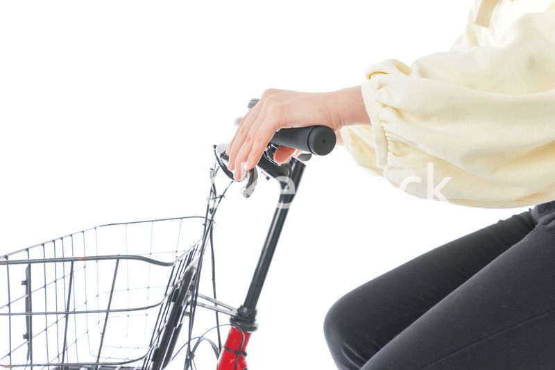 自転車に乗る若い女性