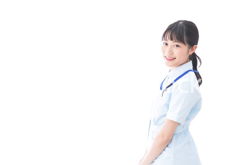 笑顔の若い看護師