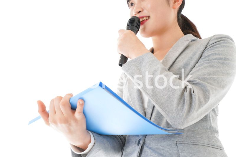 プレゼンテーション・司会をする若いビジネスウーマン