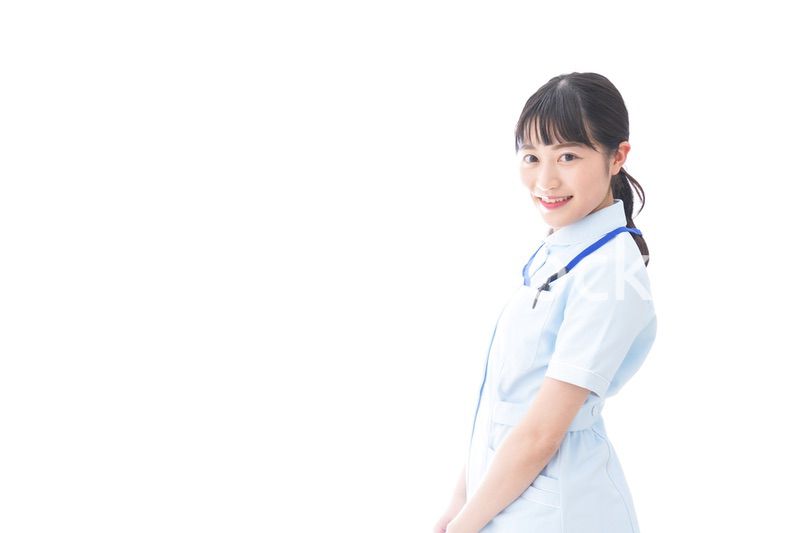 笑顔の若い看護師