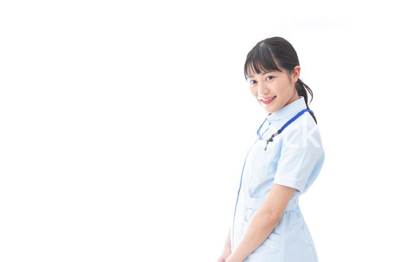 ナース服を着た若い笑顔の看護師