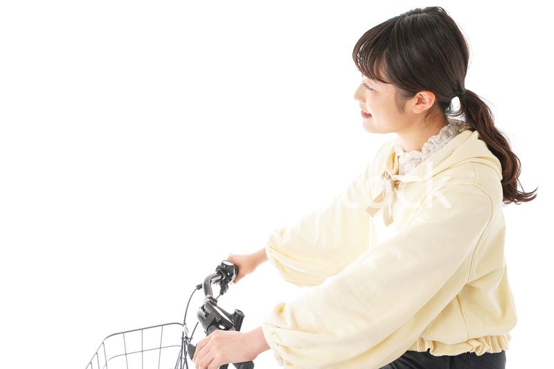 自転車を運転する若い女性