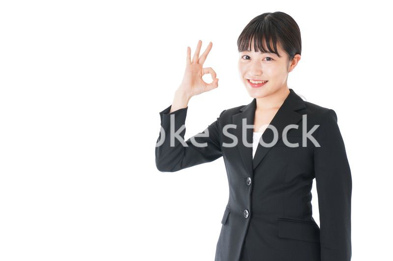 OKサインをするスーツを着たビジネスウーマン