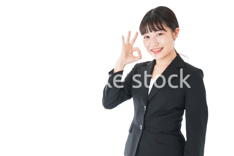 OKサインをするスーツを着たビジネスウーマン