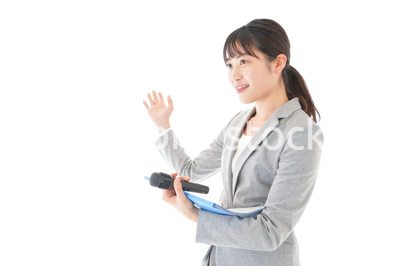 プレゼンテーション・司会をする若いビジネスウーマン