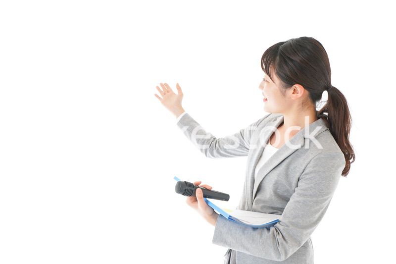 プレゼンテーション・司会をする若いビジネスウーマン