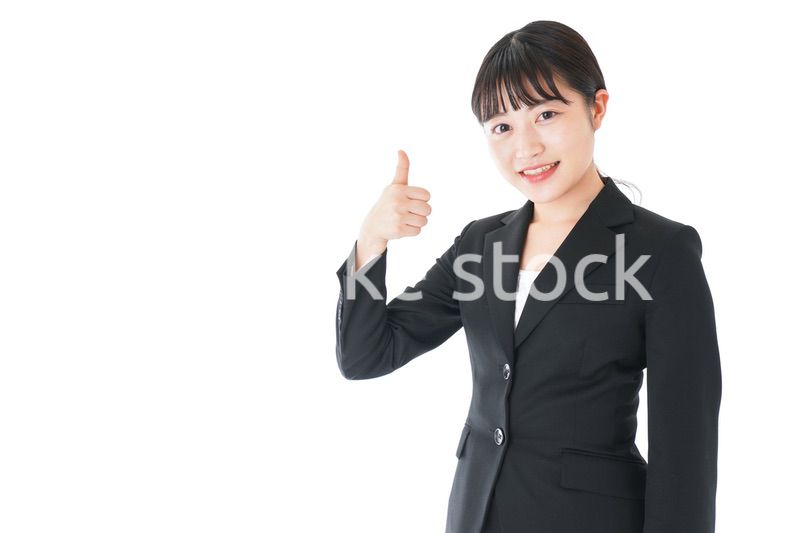 OKサインをするスーツを着たビジネスウーマン