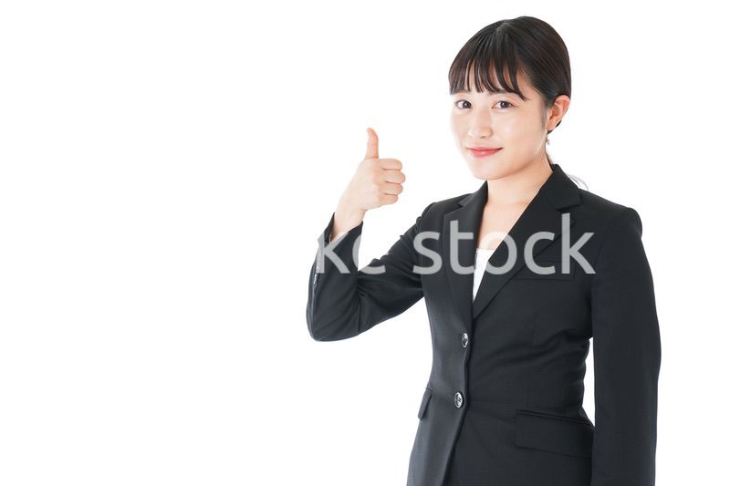 OKサインをするスーツを着たビジネスウーマン