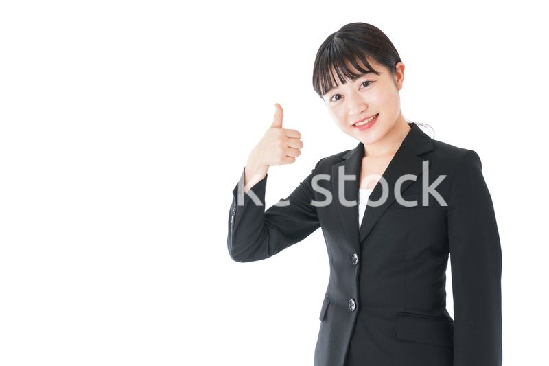 OKサインをするスーツを着たビジネスウーマン