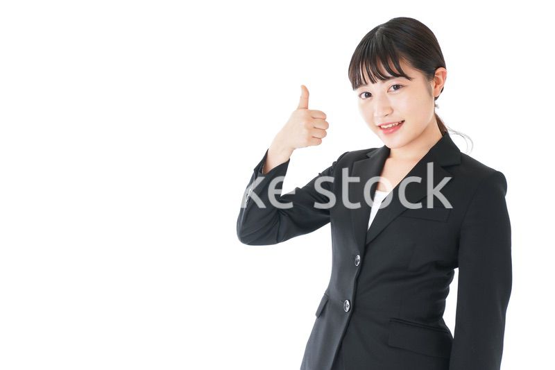 OKサインをするスーツを着たビジネスウーマン