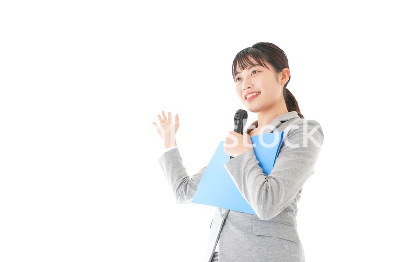 プレゼンテーション・司会をする若いビジネスウーマン