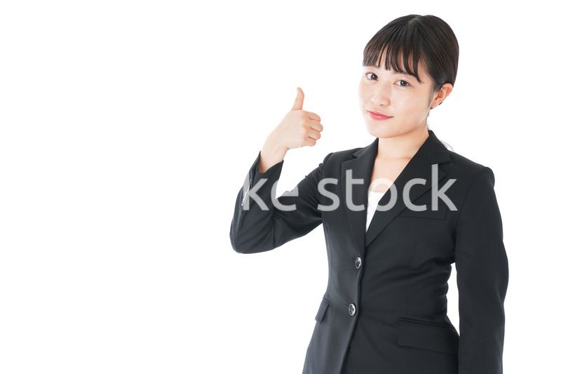 OKサインをするスーツを着たビジネスウーマン