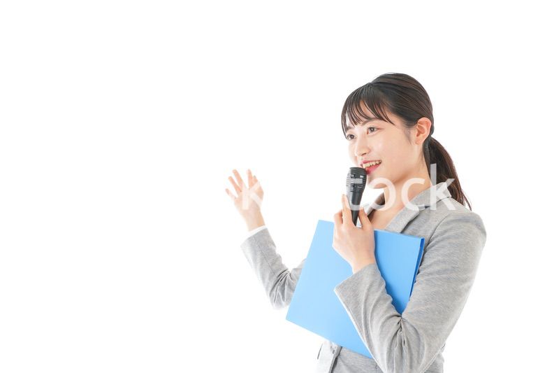 プレゼンテーション・司会をする若いビジネスウーマン
