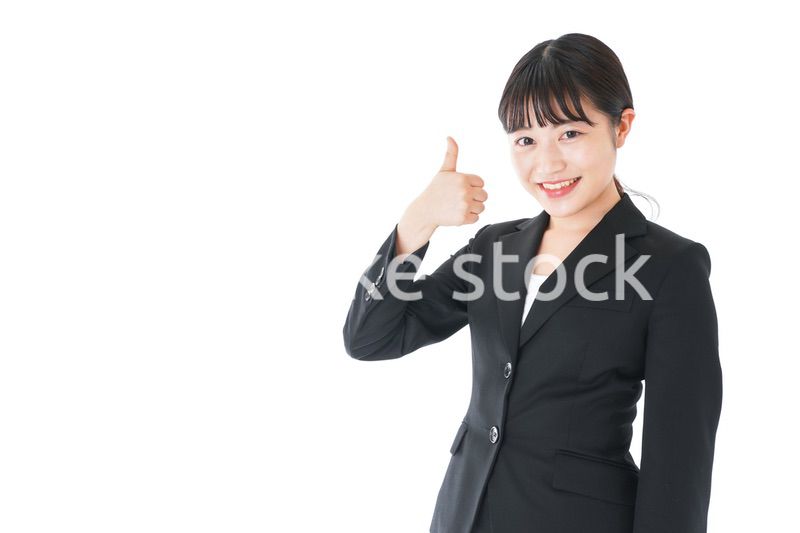 OKサインをするスーツを着たビジネスウーマン